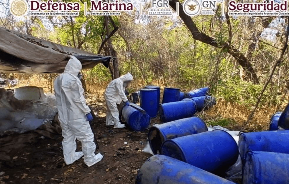 Elementos de la Secretaría de Defensa Nacional aseguran drogas y precursores químicos en operativo en Sinaloa.