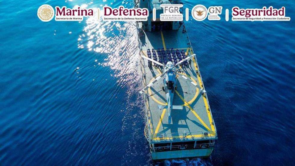 Elementos de la Secretaría de Marina aseguran 2.5 toneladas de cocaína en operativo marítimo coordinado en costas de Michoacán.