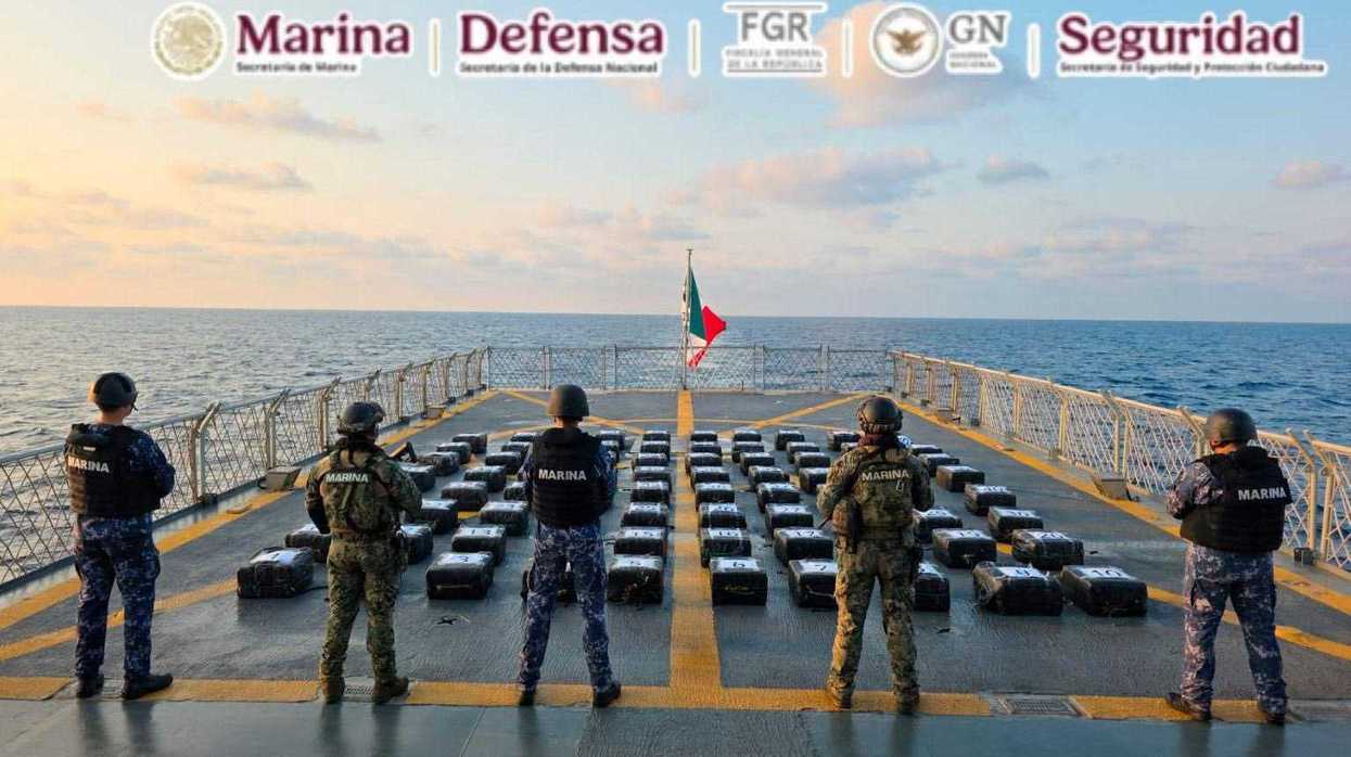 Elementos de la Secretaría de Marina aseguran bultos de cocaína durante operativo marítimo frente a costas de Acapulco Guerrero