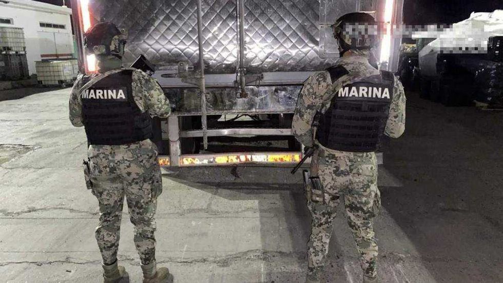 Elementos de la Secretaría de Marina aseguraron 605 kilogramos de metanfetamina y 21 kilogramos de otras drogas ocultas en doble fondo de tractocamión en el Recinto Portuario de Mazatlán, Sinaloa, el 30 de noviembre de 2025. Foto: SEMAR.