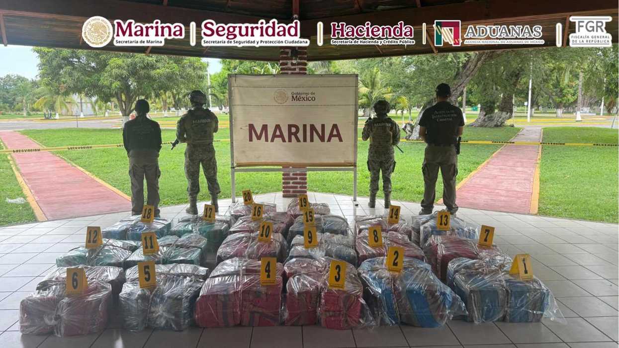 Elementos de la Secretaría de Marina inspeccionan un buque mercante en el puerto de Lázaro Cárdenas, donde fueron asegurados más de mil kilogramos de presunta cocaína.