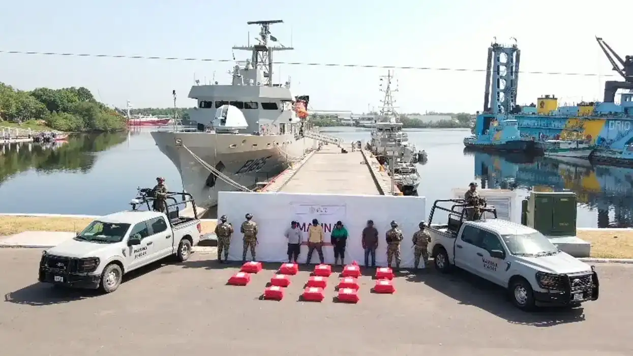 Elementos de la Secretaría de Marina resguardan una embarcación y paquetes con presunta cocaína asegurados durante un operativo frente a las costas de Chiapas.