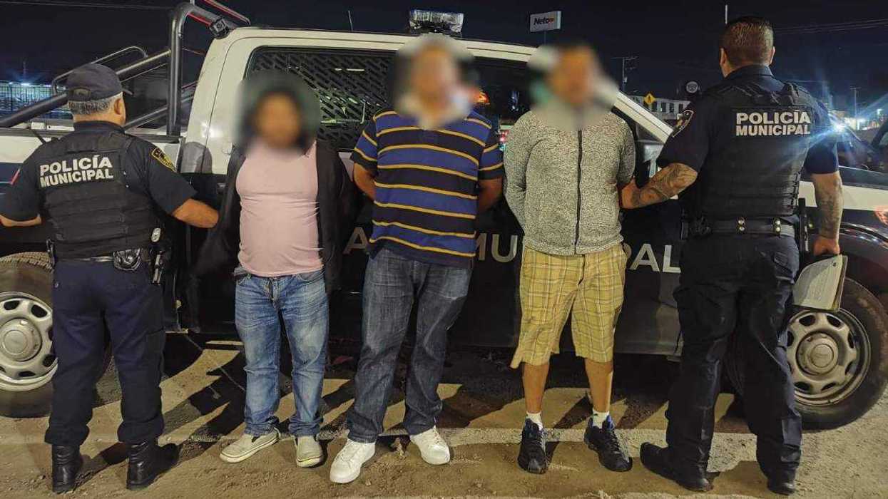 Elementos de la Secretaría de Seguridad Pública Municipal detuvieron a tres hombres tras localizar cinco cartuchos calibre 22 en una camioneta.