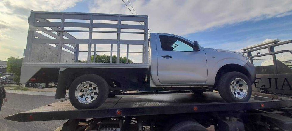 Elementos de la SSPM de San Juan del R\u00edo durante la detenci\u00f3n de dos hombres con presunta metanfetamina en la colonia El Pedregal tras seguimiento a camioneta NP300 con reporte de robo