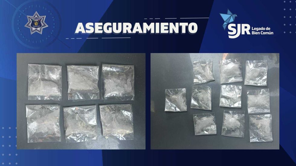 Elementos de la SSPM de San Juan del R\u00edo durante la detenci\u00f3n de dos hombres con presunta metanfetamina en la colonia El Pedregal tras seguimiento a camioneta NP300 con reporte de robo