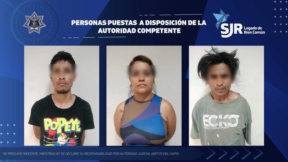 Elementos de la SSPM de San Juan del R\u00edo durante la detenci\u00f3n de dos hombres con presunta metanfetamina en la colonia El Pedregal tras seguimiento a camioneta NP300 con reporte de robo