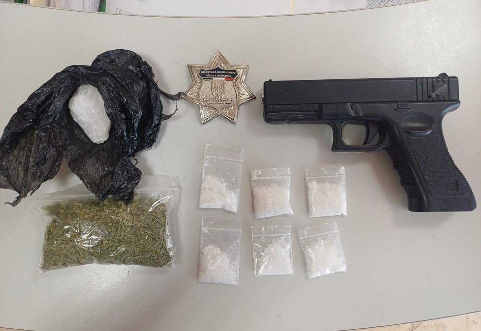 Elementos de la SSPM-SJR durante una inspecci\u00f3n en el Barrio de La Cruz tras la detenci\u00f3n de tres hombres con droga en San Juan del R\u00edo.