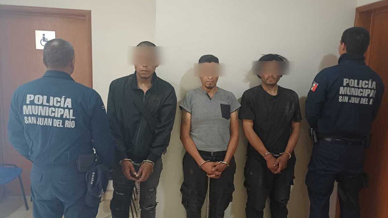 Elementos de la SSPM-SJR durante una inspección en el Barrio de La Cruz tras la detención de tres hombres con droga en San Juan del Río.