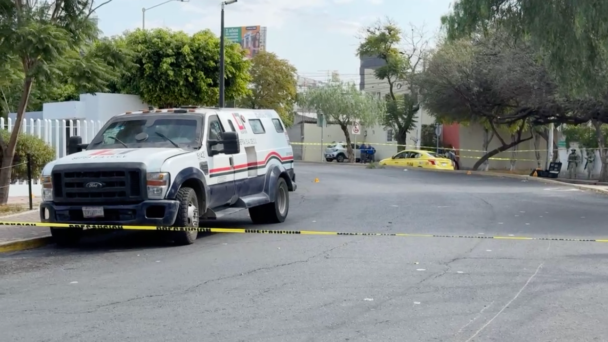 Elementos de la SSPMQ detuvieron a dos presuntos asaltantes tras intercambio de disparos en robo a camión de valores.