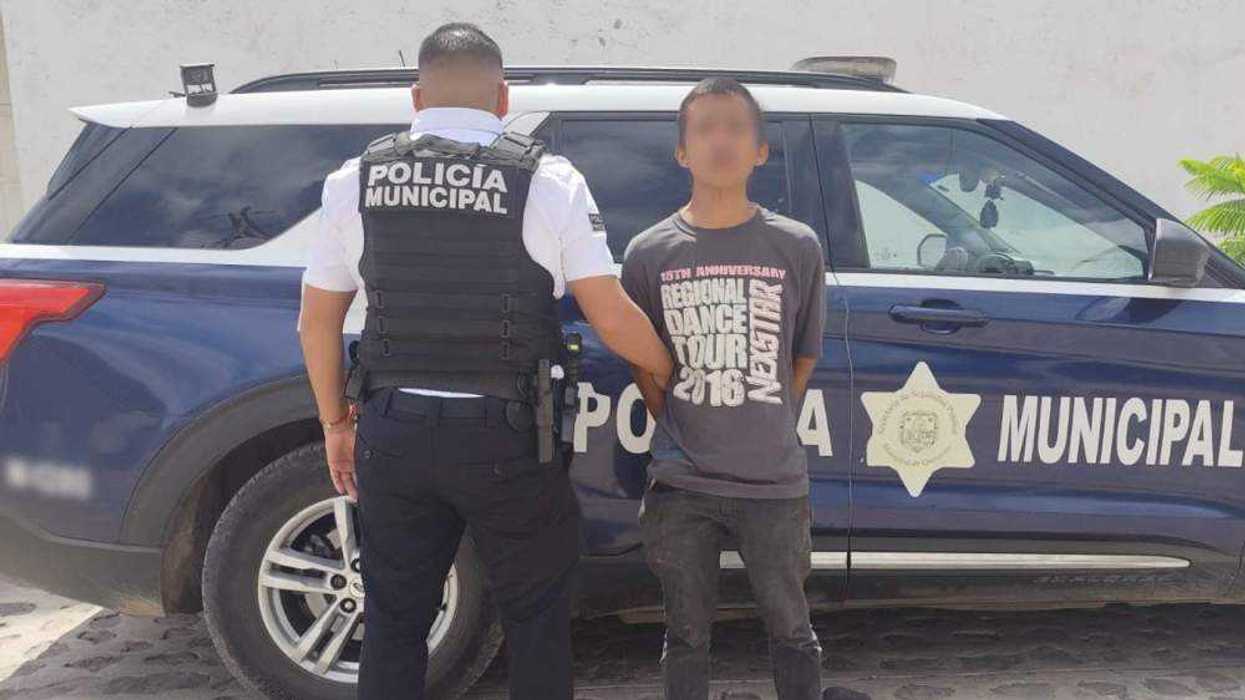 Elementos de la SSPMQ durante la detención del presunto ladrón en la comunidad El Salitre.