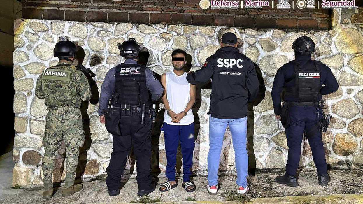Elementos de Marina, SSPC y Policía Estatal custodian a ‘El Junior’, detenido en Acapulco, con los ojos difuminados