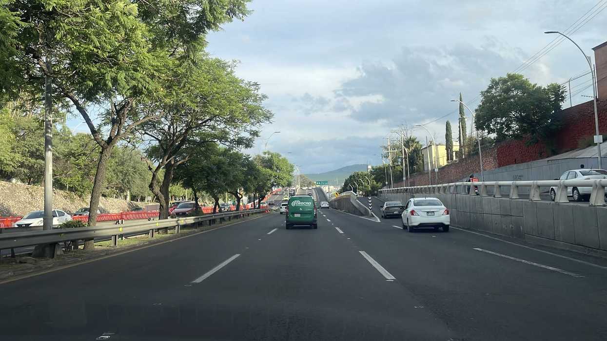 Elementos de movilidad dirigen el tránsito vehicular en el bulevar Bernardo Quintana durante el operativo por las obras del Tren México-Querétaro.