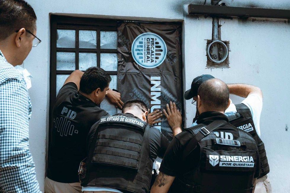 Elementos de POES, Sinergia, Polic\u00eda Municipal y Guardia Nacional afuera de un domicilio durante un cateo en Quer\u00e9taro