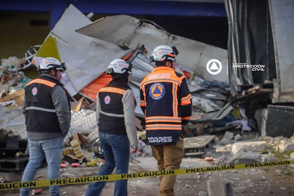 Elementos de Protecci\u00f3n Civil El Marqu\u00e9s realizan evaluaci\u00f3n de da\u00f1os tras el accidente del tractocami\u00f3n en la autopista 57.