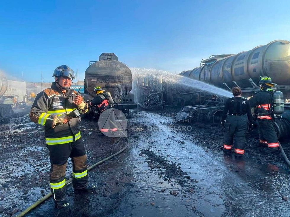 Elementos de Protecci\u00f3n Civil Estatal de Quer\u00e9taro enfr\u00edan una cisterna afectada por el incendio en Pedro Escobedo.