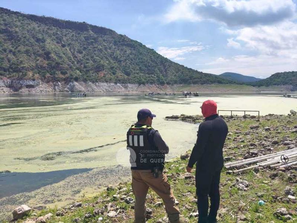 Elementos de Protecci\u00f3n Civil y Polic\u00eda Estatal permanecen en una zona acordonada junto a la presa Zimap\u00e1n.