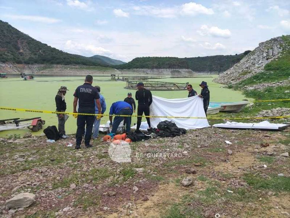 Elementos de Protecci\u00f3n Civil y Polic\u00eda Estatal permanecen en una zona acordonada junto a la presa Zimap\u00e1n.