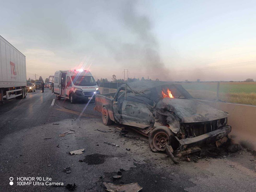 Elementos de Protección Civil aplicaron agua a presión para controlar incendio en una de las camionetas involucradas en accidente. Foto: PC Estatal Zacatecas.