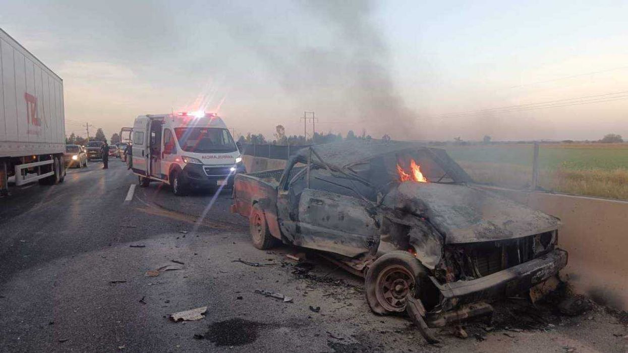Elementos de Protección Civil aplicaron agua a presión para controlar incendio en una de las camionetas involucradas en accidente. Foto: PC Estatal Zacatecas.