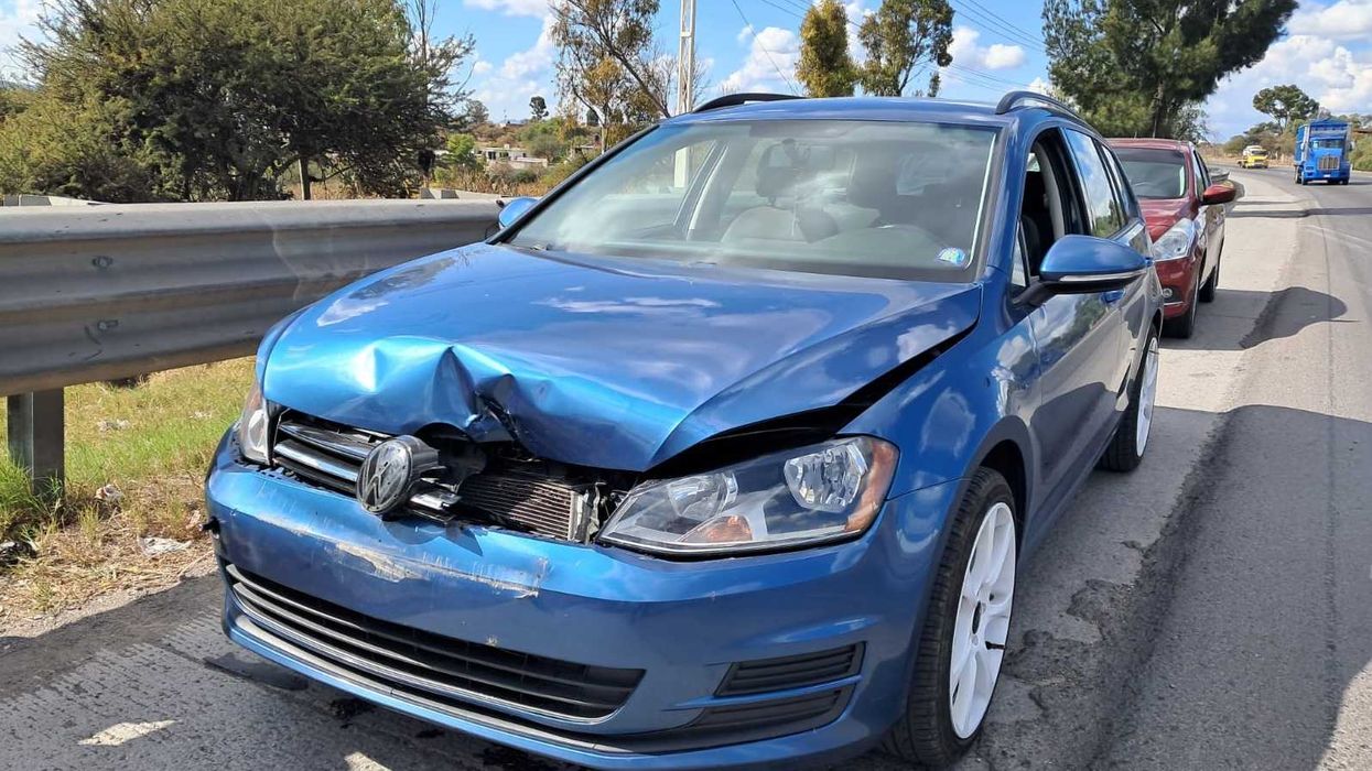 Elementos de salvamento valoraron al conductor del Kia gris descartando lesiones graves.