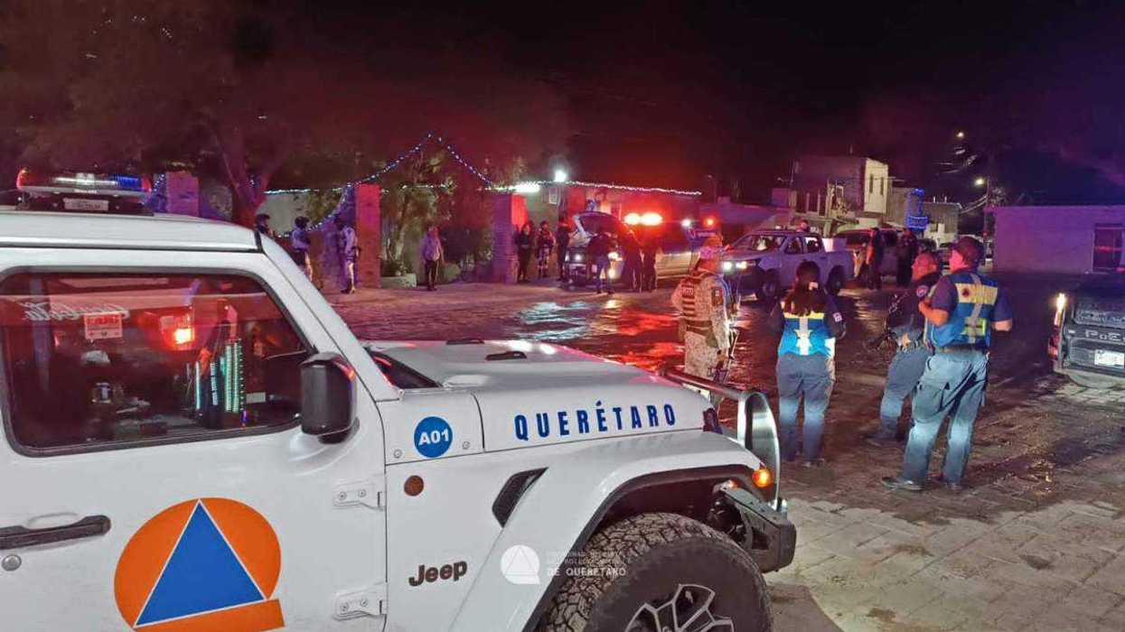 Elementos de Sedena y Protección Civil revisan pirotecnia decomisada durante operativo en mercado de Querétaro diciembre 2025.