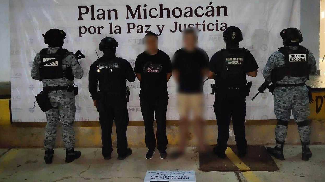 Elementos de seguridad custodian a un hombre y un adolescente asegurados con arma y droga en Apatzingán
