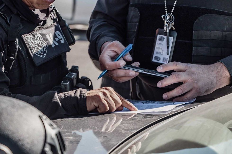 Elementos de seguridad durante cateos en Col\u00f3n Quer\u00e9taro como parte del operativo Sinergia contra robo