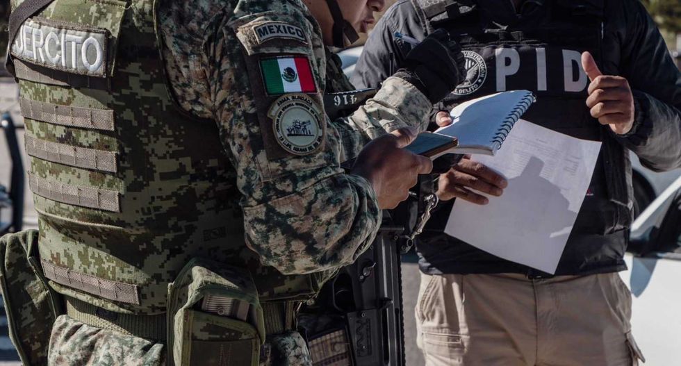 Elementos de seguridad durante cateos en Col\u00f3n Quer\u00e9taro como parte del operativo Sinergia contra robo