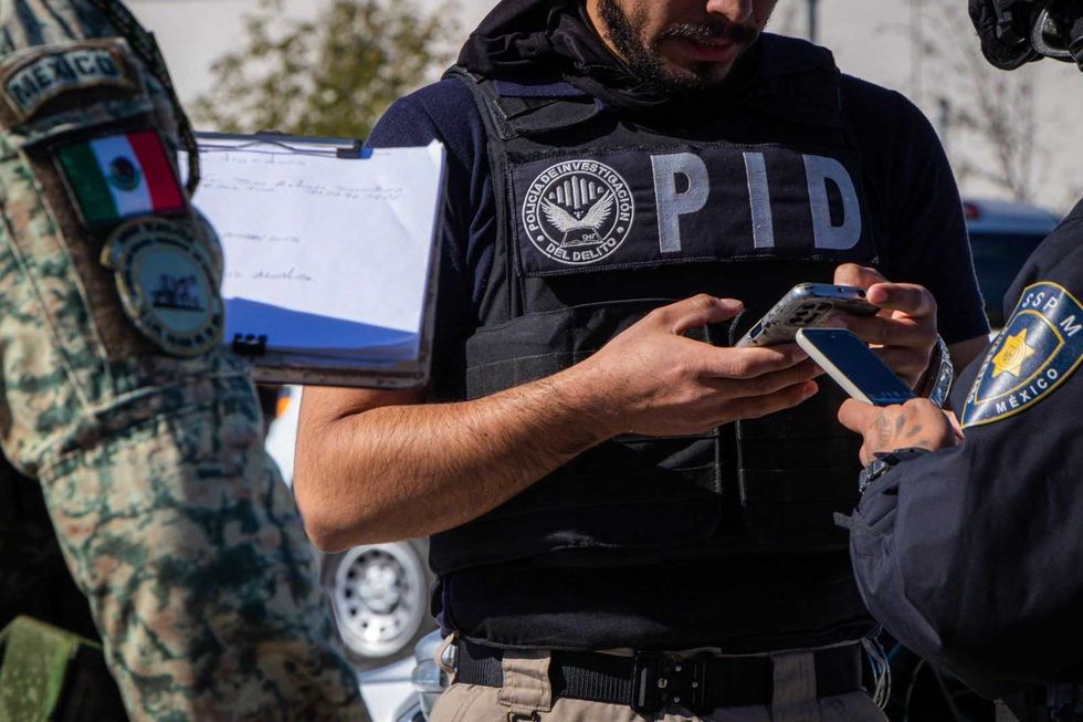 Elementos de seguridad durante cateos por drogas en colonias de Quer\u00e9taro como parte de la estrategia Sinergia 2026