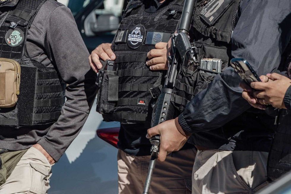 Elementos de seguridad durante cateos por drogas en colonias de Quer\u00e9taro como parte de la estrategia Sinergia 2026