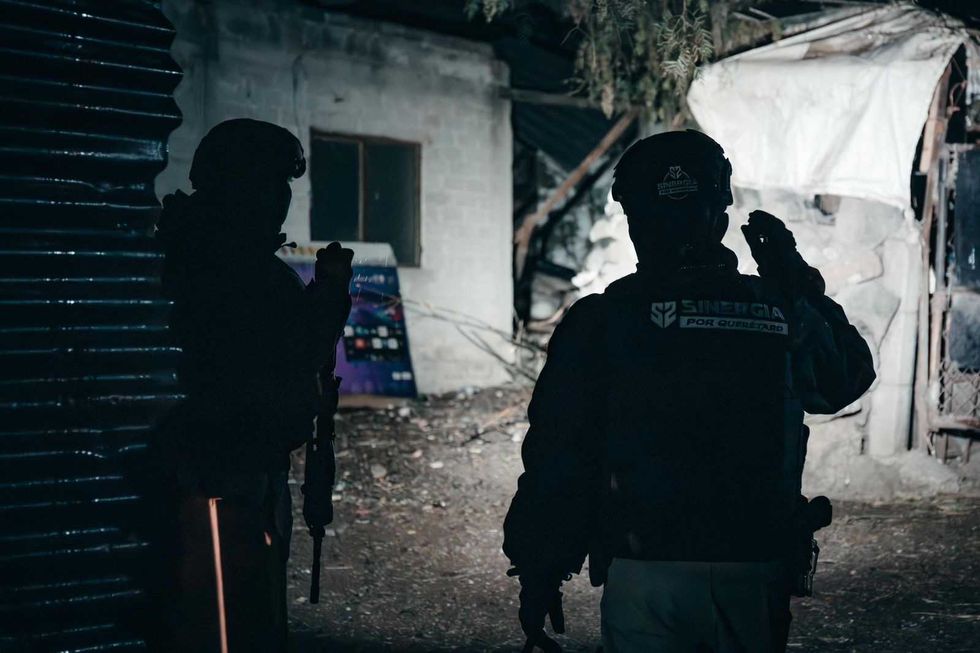 Elementos de seguridad durante cateos simult\u00e1neos en Huimilpan Corregidora y El Marqu\u00e9s donde se aseguraron armas y droga en Quer\u00e9taro