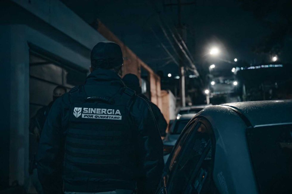 Elementos de seguridad durante cateos simult\u00e1neos en Huimilpan Corregidora y El Marqu\u00e9s donde se aseguraron armas y droga en Quer\u00e9taro