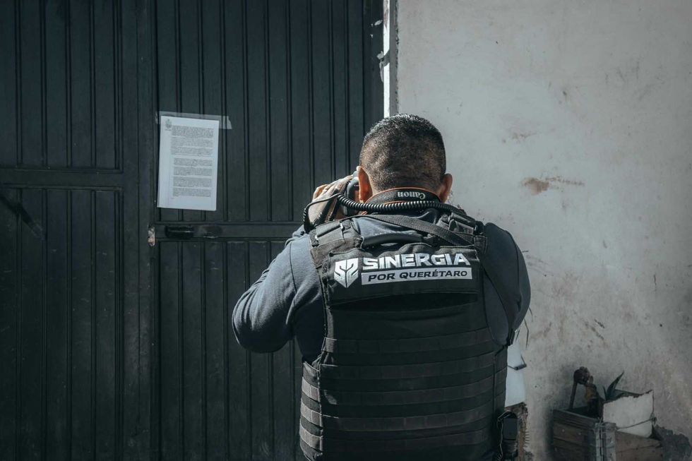 Elementos de seguridad durante cateos simult\u00e1neos por delitos contra la salud en colonias de El Marqu\u00e9s, Quer\u00e9taro