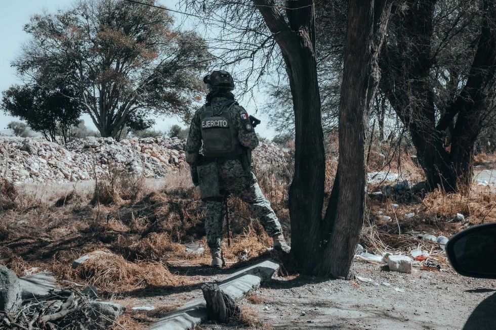 Elementos de seguridad durante cateos simult\u00e1neos por delitos contra la salud en colonias de El Marqu\u00e9s, Quer\u00e9taro