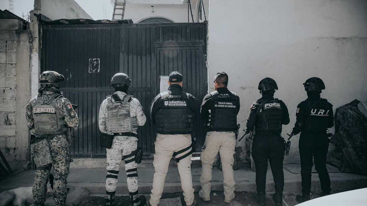 Elementos de seguridad durante cateos simultáneos por delitos contra la salud en colonias de El Marqués, Querétaro