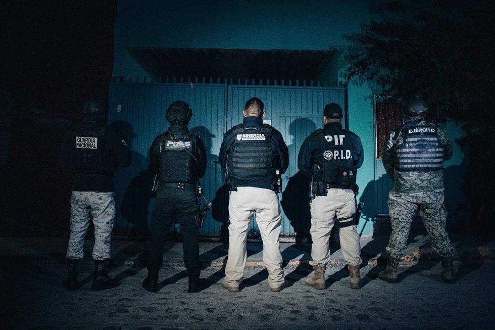 Elementos de seguridad durante operativo coordinado de la estrategia Sinergia en Quer\u00e9taro para combatir delitos de alto impacto