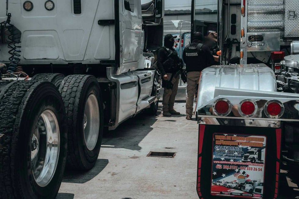 Elementos de seguridad inspeccionan tractocamiones durante un operativo de la Fiscal\u00eda General del Estado de Quer\u00e9taro.