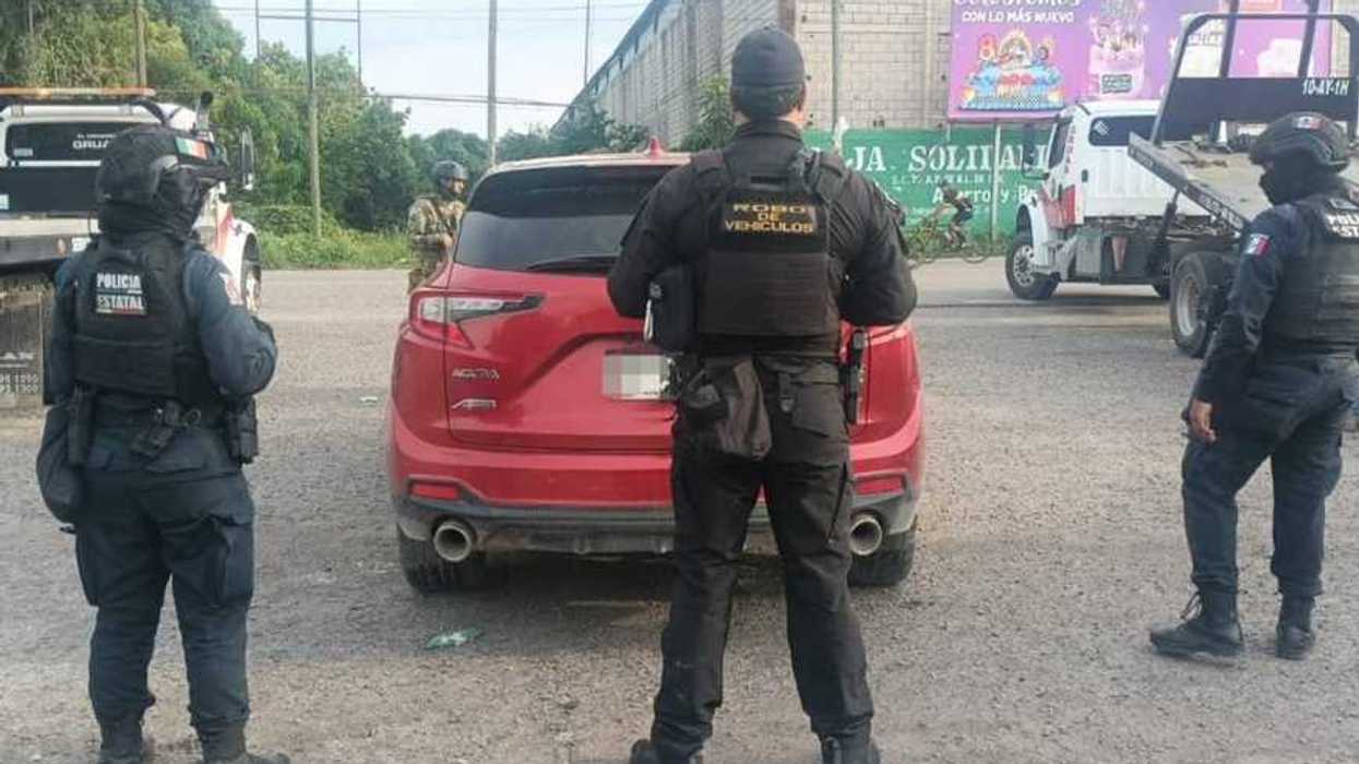 Elementos de seguridad junto a una SUV roja recuperada en el operativo contra el robo de vehículos en Escuinapa y El Rosario