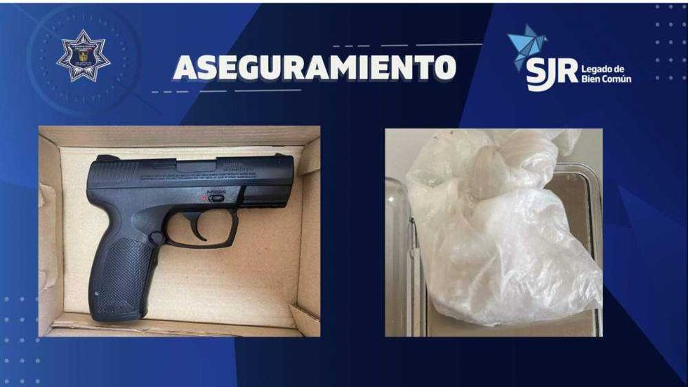 Elementos de seguridad municipal decomisaron arma réplica, bebidas alcohólicas sin justificación de procedencia y sustancia sospechosa. Dos detenidos fueron puestos a disposición de Fiscalía por delitos contra la seguridad y salud.