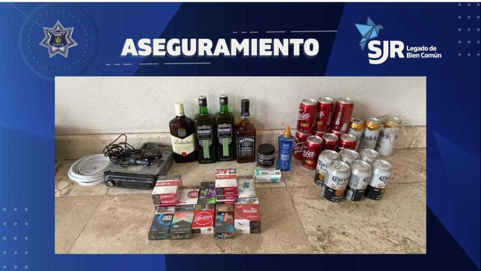 Elementos de seguridad municipal decomisaron arma réplica, bebidas alcohólicas sin justificación de procedencia y sustancia sospechosa. Dos detenidos fueron puestos a disposición de Fiscalía por delitos contra la seguridad y salud.