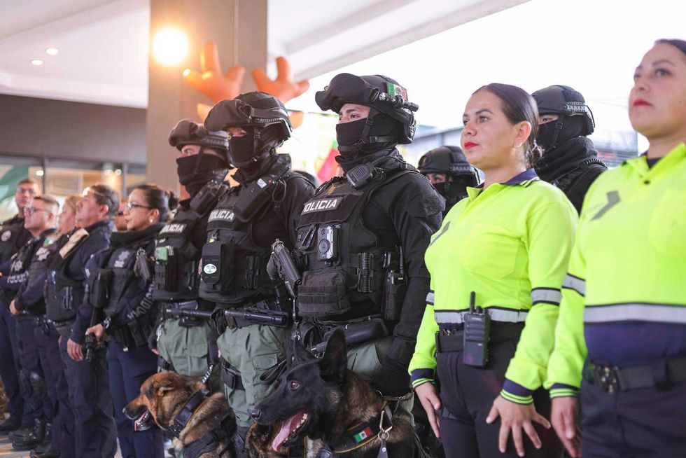 Elementos de seguridad municipal durante el arranque del operativo Buen Fin 2025 en Corregidora.