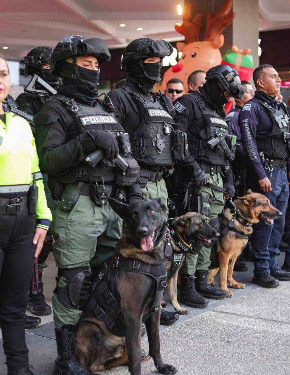 Elementos de seguridad municipal durante el arranque del operativo Buen Fin 2025 en Corregidora.