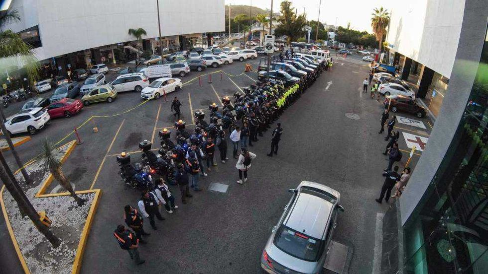 Elementos de seguridad municipal durante el arranque del operativo Buen Fin 2025 en Corregidora.