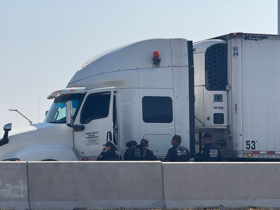 Elementos de seguridad p\u00fablica aseguran tractocami\u00f3n tipo caja seca en autopista M\u00e9xico-Quer\u00e9taro kil\u00f3metro 168 San Juan del R\u00edo