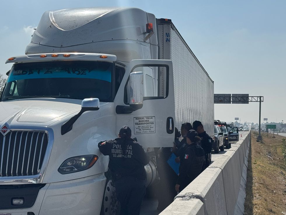 Elementos de seguridad p\u00fablica aseguran tractocami\u00f3n tipo caja seca en autopista M\u00e9xico-Quer\u00e9taro kil\u00f3metro 168 San Juan del R\u00edo