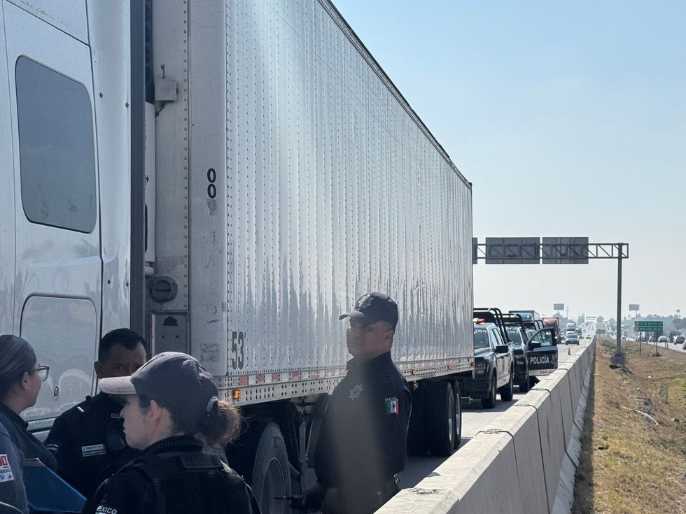 Elementos de seguridad p\u00fablica aseguran tractocami\u00f3n tipo caja seca en autopista M\u00e9xico-Quer\u00e9taro kil\u00f3metro 168 San Juan del R\u00edo