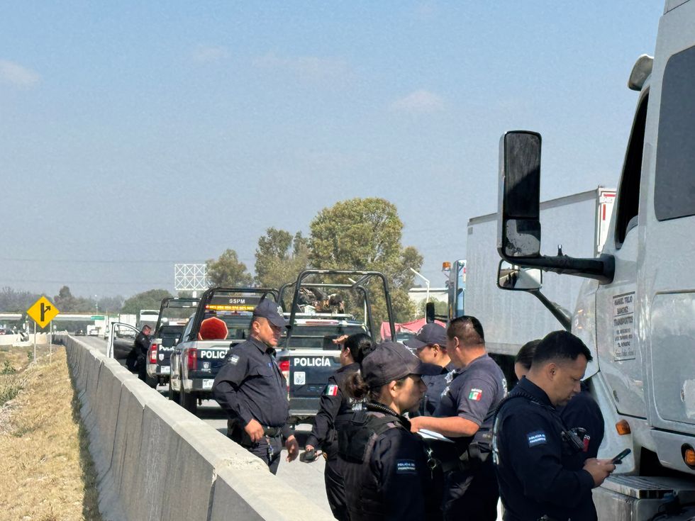 Elementos de seguridad p\u00fablica aseguran tractocami\u00f3n tipo caja seca en autopista M\u00e9xico-Quer\u00e9taro kil\u00f3metro 168 San Juan del R\u00edo