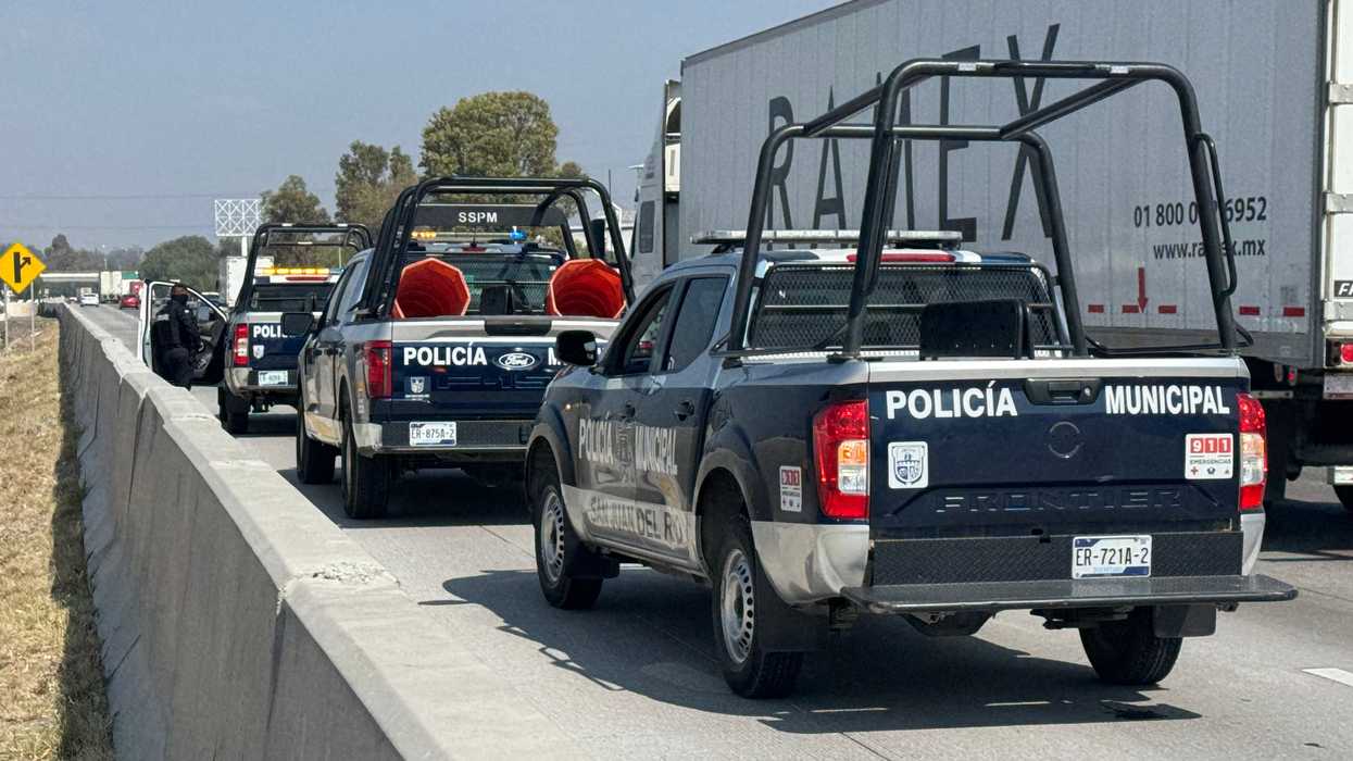 Elementos de seguridad pública aseguran tractocamión tipo caja seca en autopista México-Querétaro kilómetro 168 San Juan del Río