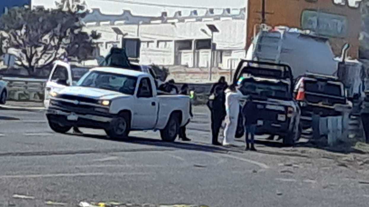 Elementos de Seguridad Pública Municipal y Guardia Nacional resguardan el tramo carretero donde ocurrió el enfrentamiento armado.