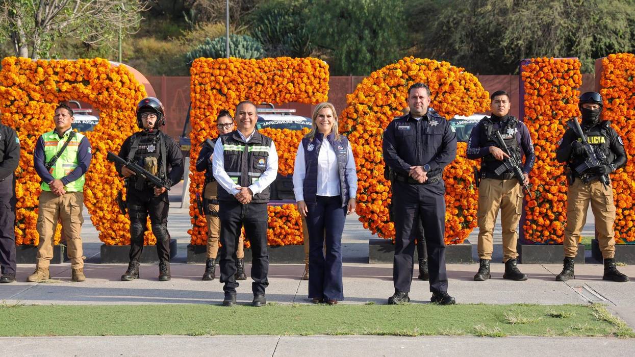 Elementos de seguridad y funcionarios frente a las letras de cempasúchil de Corregidora en el operativo de Día de Muertos